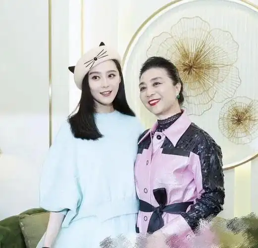 范冰冰母女走机场!穿西装配喇叭裤,妈妈穿"灯笼袖"风衣太个性