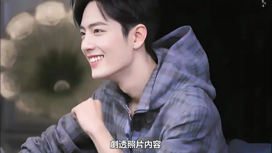 肖战发出吸猫照,粉丝笑称:想当他的猫被跟踪围堵,肖战怒了:我早上都穿