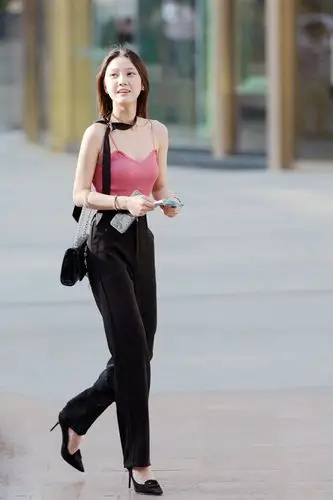 街拍美女的夏日穿搭各异这点却很一致身形修长气质过人
