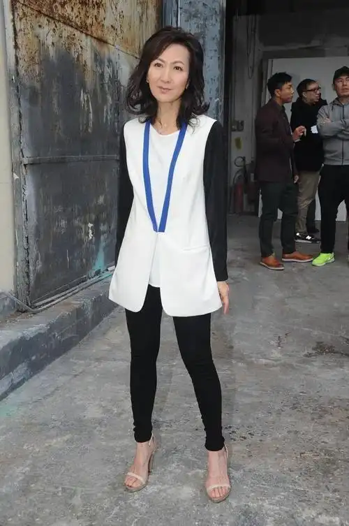 60岁陈美琪身材消瘦,变"纸片人"! 粉丝看着都心疼了!