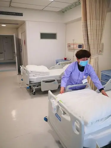 亚总特写照顾隔离病房患者起居的一群人