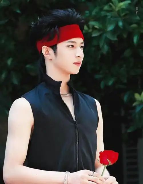 刘耀文萌探2道明寺造型红发带大背头无袖衫好帅啊