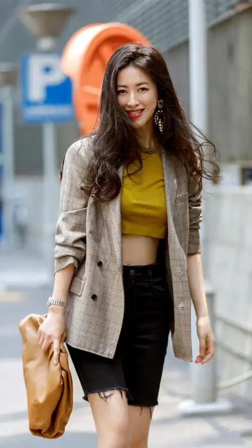 早年经历朱珠生活照三岁开始学习钢琴直至小学毕业,师从爵士钢琴手