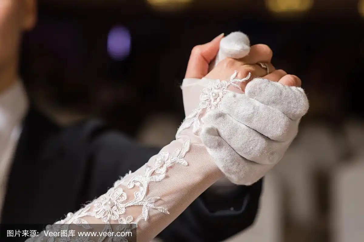 一对戴着白手套的手的特写