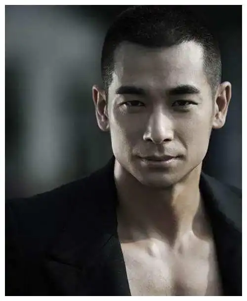 板寸才是男明星的"照妖镜":胡歌成硬汉,蔡徐坤颜值一般般