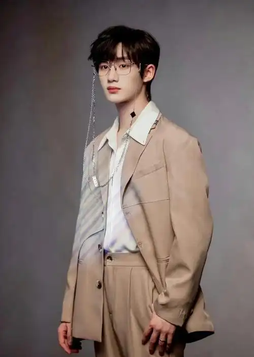 丁程鑫更新四宫格随拍,直言热得汗流浃背,录制节目实属不易