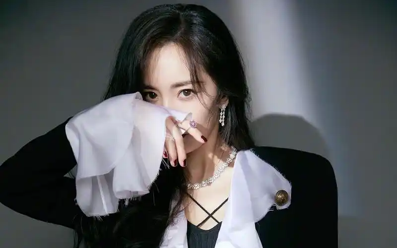 杨幂冷艳红唇性感高清桌面壁纸