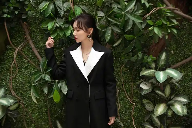 江铠同最新大片曝光 简约镶钻西装复古风十足