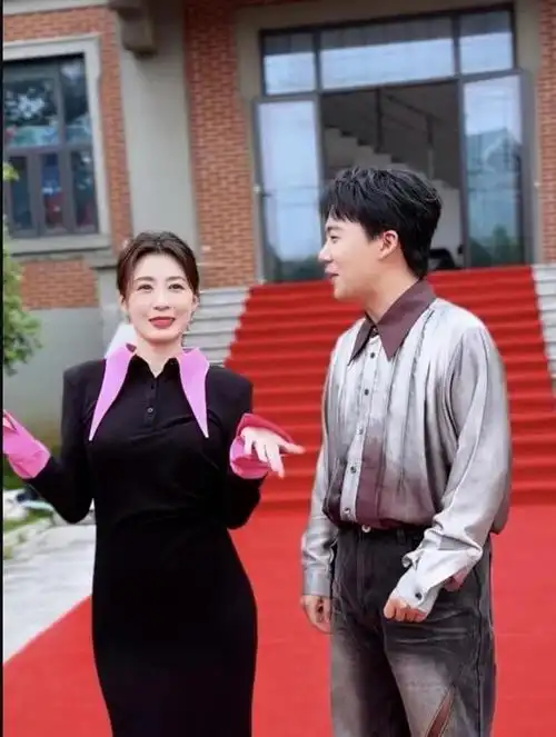 49岁贾静雯现状:腰线绝了像30岁!刘德华的这句话说到大家心里了