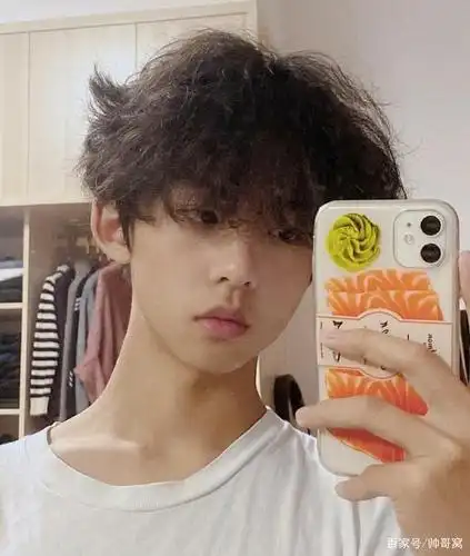 今年刚刚16岁的00后小奶狗,烫了个鸡窝发型,不过搭配他的这张娃娃脸
