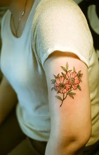 米小姐左手臂别致鲜花纹身图案