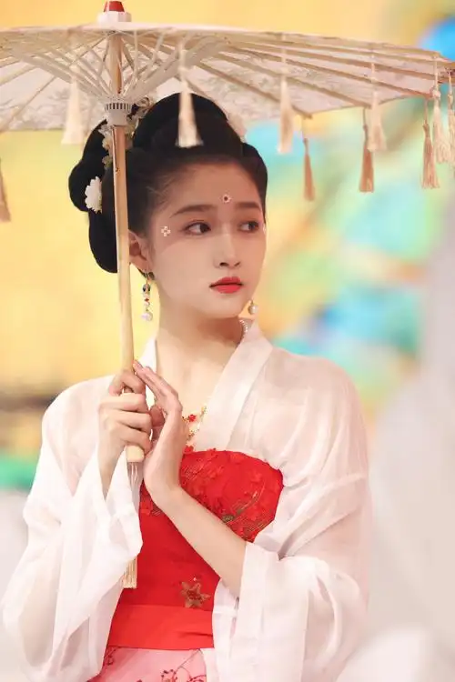 关晓彤古装造型释出撑油纸伞气质迷人