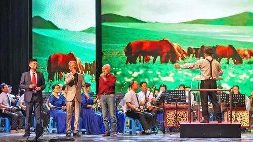 重温经典:男声三重唱《草原上升起不落的太阳》