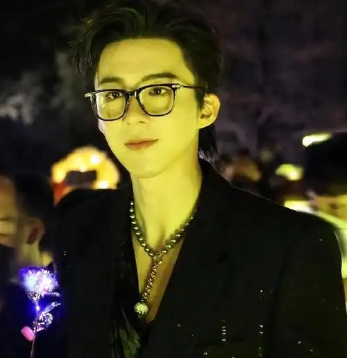 刘宇宁回应离异未生子,有事他是真上,网友称出道又不是出家