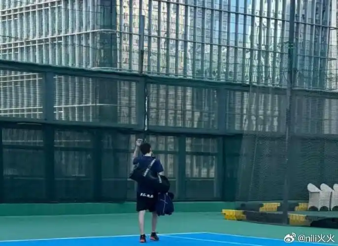 啊啊啊啊那天上网球98课的一博的帅气背影#王一博