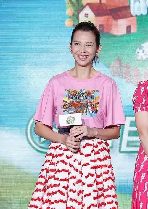 长发的蔡少芬挺显嫩,黄色印花卫衣配牛仔裤,和张晋同框挺恩爱