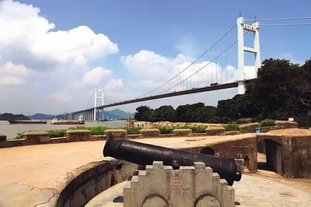 市虎门镇解放路113号,由林则徐销烟池,虎门炮台,靖远炮台,沙角炮台