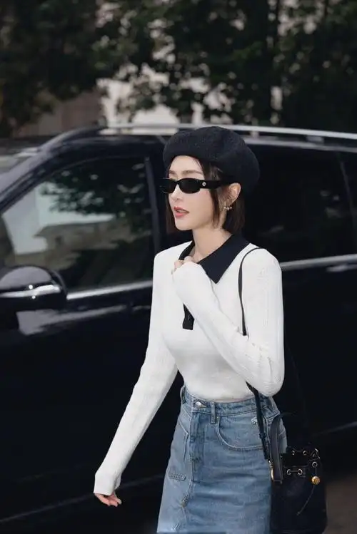 秦岚出发纽约时装周一身牛仔裙搭配贝雷帽造型清爽又休闲