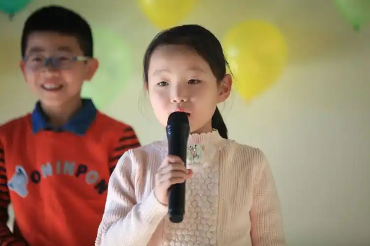 我们的田野 2>一一全国青少儿播音主持考级″乐童艺术梦工厂"培训班