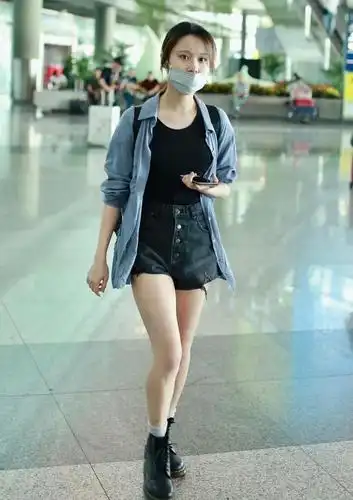 张慧雯成新晋"素颜女神",简约衬衫配t恤短裤,白皙长腿好抢镜