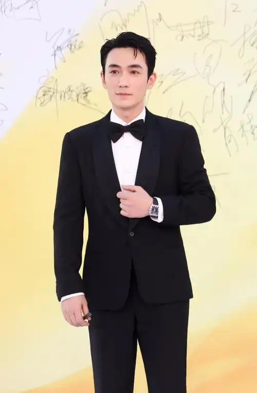 正装职业照男(朱一龙获"最佳男主角",演技气质双在线,身穿西装造型