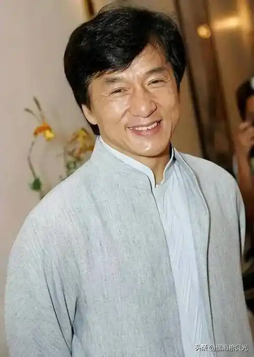 巨星成龙头发花白引网友感慨,记忆中的他已成经典!_大哥_岁月_武打