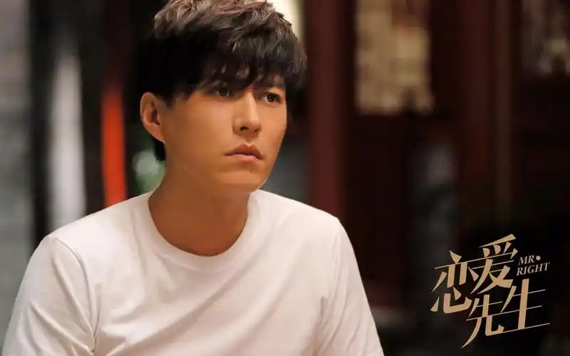 看靳东咋赚钱才是正经事