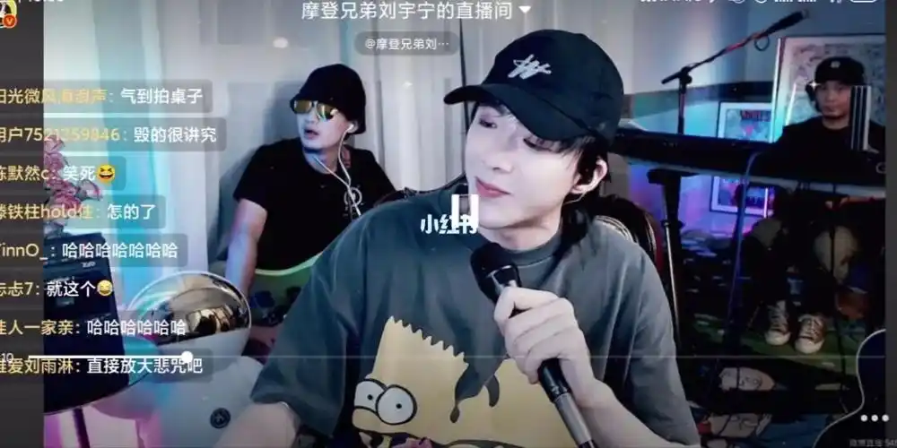 昨天晚上的直播,阿卓张个小嘴在看什么,看了好久#摩登兄弟刘宇宁