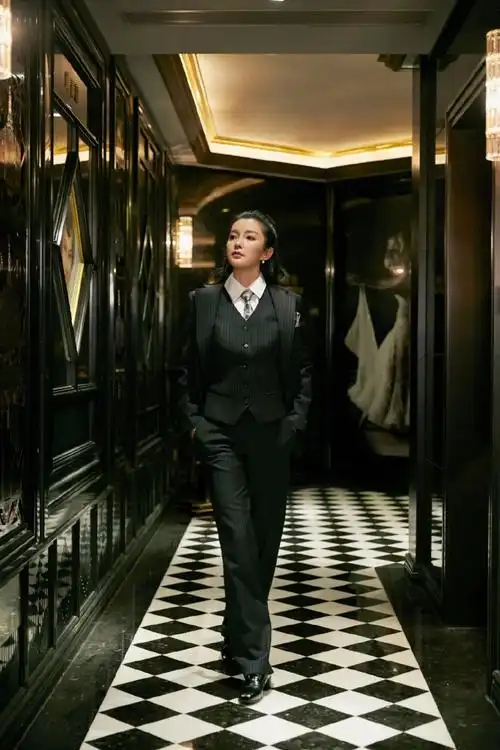 李冰冰够霸气穿经典英伦风西装干练飒爽女大佬即视感超强