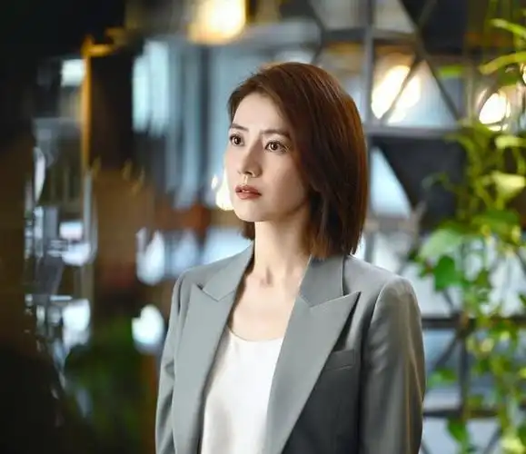 高圆圆新剧开播收视率喜人气质女神气场全开