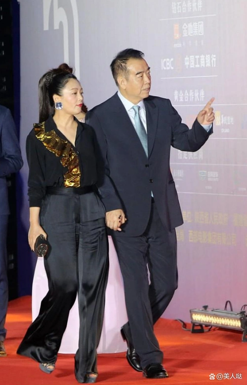 陈凯歌携陈红走红毯54岁陈红老态尽显大17岁陈凯歌比她显年轻