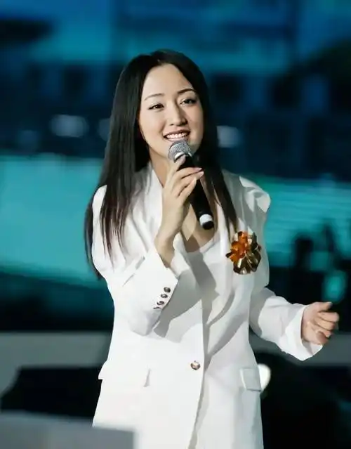 52岁杨钰莹近照无皱纹,女神容颜不衰怎奈身体发福!_网友_不知道_男友