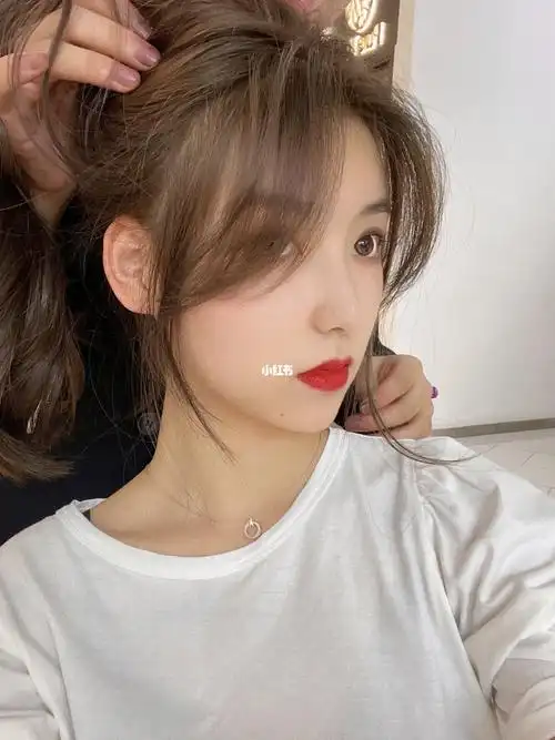 刘海是否能为自己颜值加分就尤为重要,2021最火的法式空气刘海,修颜