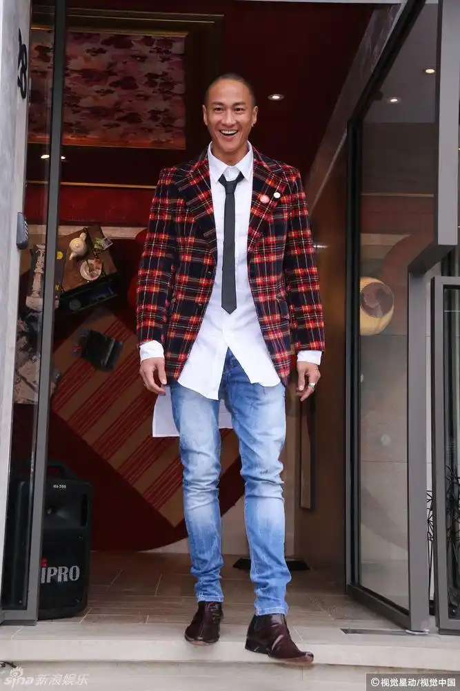 光头何润东笑容满面