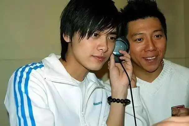 2016年6月,央视新闻公开批评李易峰,指责其在事故发生后选择逃逸.