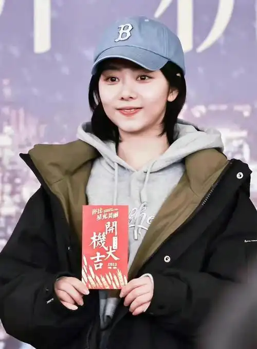 谭松韵许凯新剧开机穿卫衣搭配冲锋衣休闲舒适又保暖