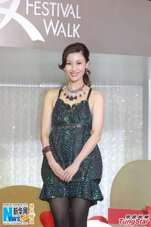 李嘉欣穿孔雀蓝礼服裸背高贵性感需人搀扶孕味浓