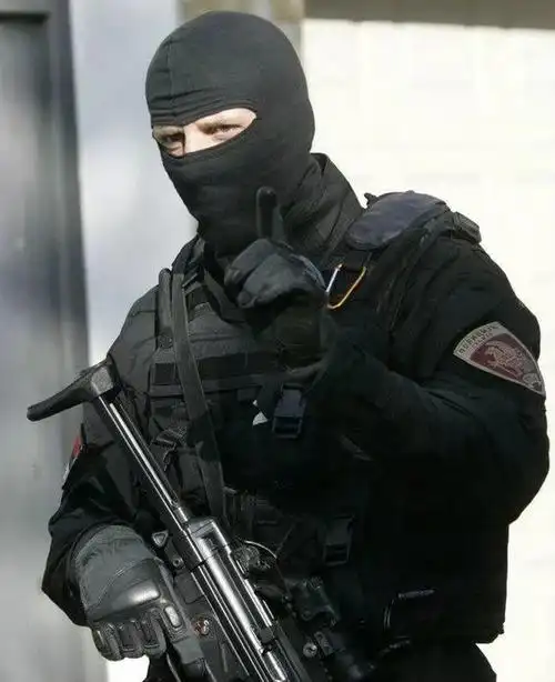 秀场上的无面男女让你费解蒙面帽却并非空穴来风