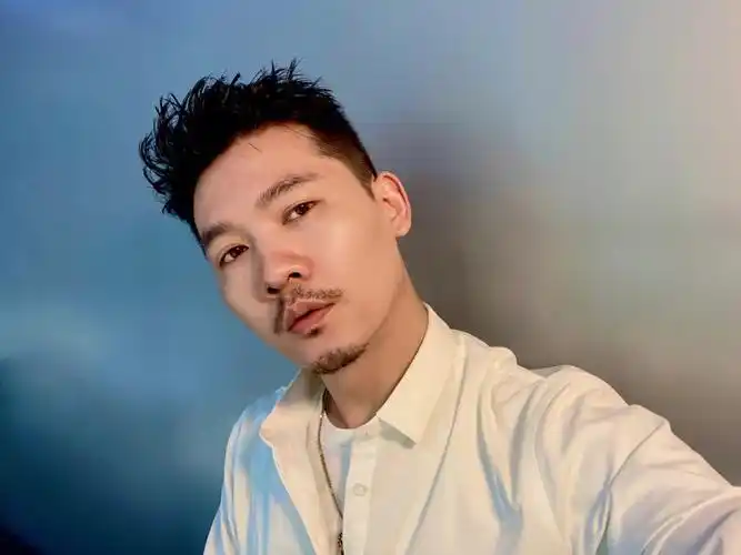 小胡子哥说要求证网友发型好不好看