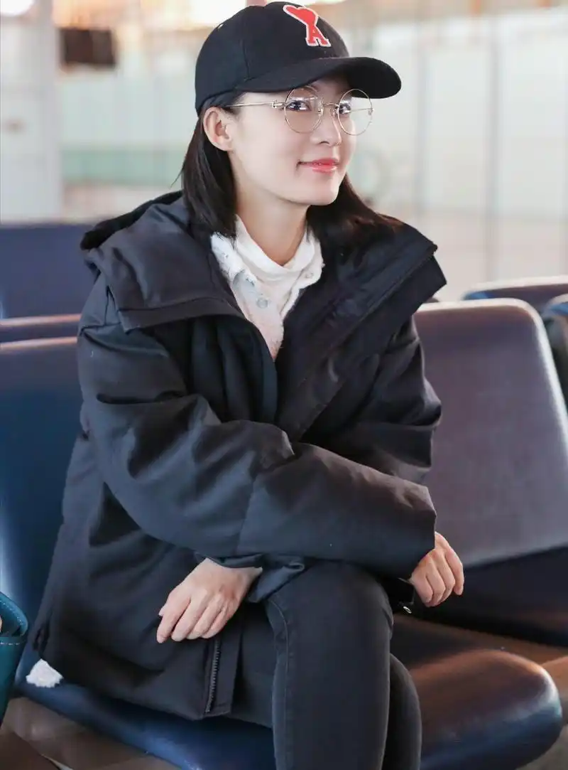 李沁剪短发了!黑色羽绒服搭配衬衫好洋气,复古圆框眼镜超减龄