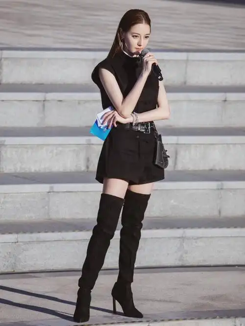 迪丽热巴为显瘦太拼了脱下过膝靴又穿过膝袜选对造型太重要