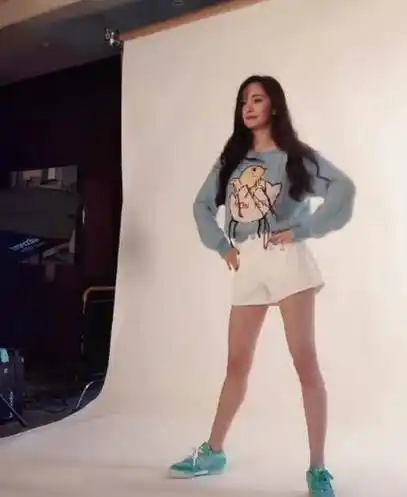 杨幂片场拍摄再现麻花腿看清坐姿我酸了确定生过孩子