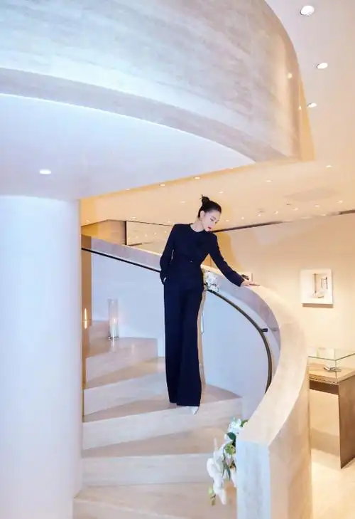 1980年出生的张静初,转眼之间已经是42岁了,身高164cm的她,不得不说