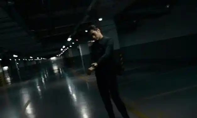 袁弘难得穿这么高调穿西装演绎成熟男人魅力绅士感十足