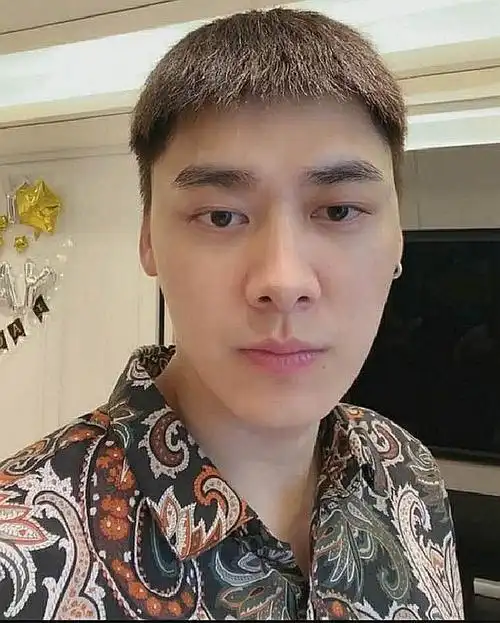 李易峰直播被人说胖,一句话回怼反圈粉