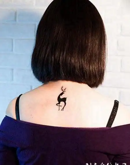 图案tag标签:胸口麋鹿黑灰黑白霸气胸口黑白麋鹿纹身tag标签:后颈女生