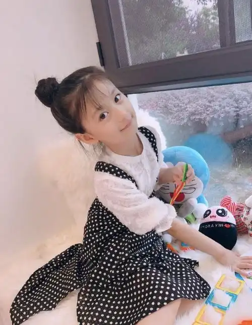 丸子头十分适合小孩子,清爽可爱