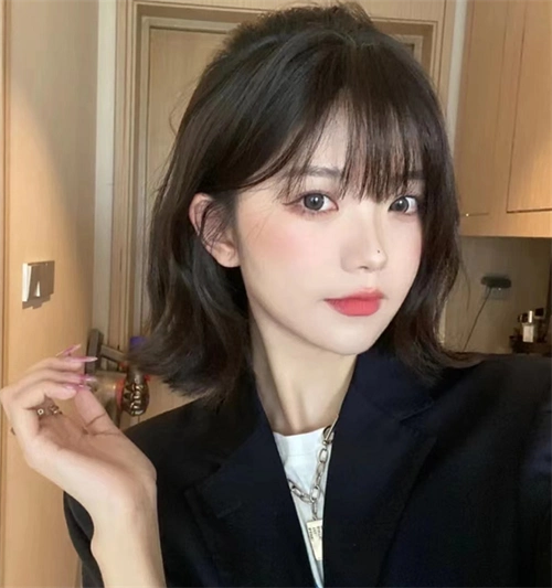 弧线刘海流畅衔接外翻发尾,时尚不失质感,齐肩短发女生,喜欢的可以