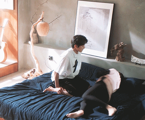 张新成饰演的江熠是顶流大明星,三人组合小宇宙里的人气top,高冷还不