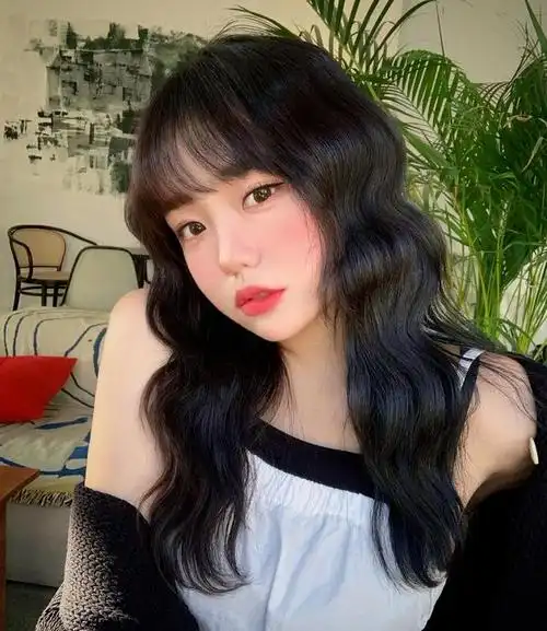 2021流行发型女圆脸中长发适合圆脸女生的发型中长发卷发